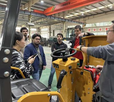 國外客戶來廠參觀小型壓路機(jī)